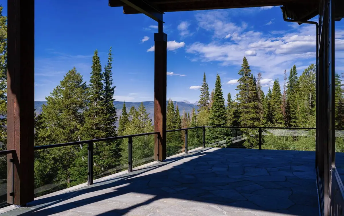 Upper Stone Patio techado con vista a los abetos y al valle