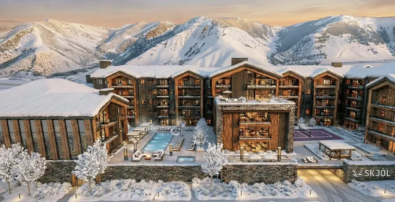 SKJÓL en invierno al anochecer, con la alberca del patio iluminada y las cumbres nevadas al fondo