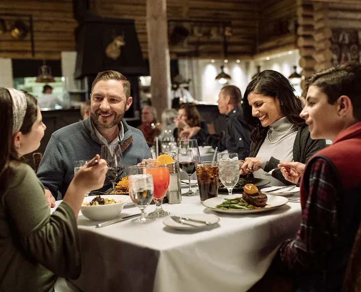Amigos cenando en un restaurante de montaña