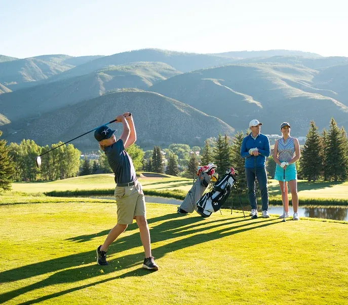 Golfistas en un campo de montaña en verano