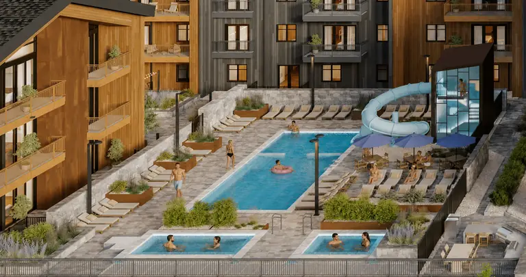 Alberca climatizada, tobogán y jacuzzis en la terraza de amenidades de SKJÓL